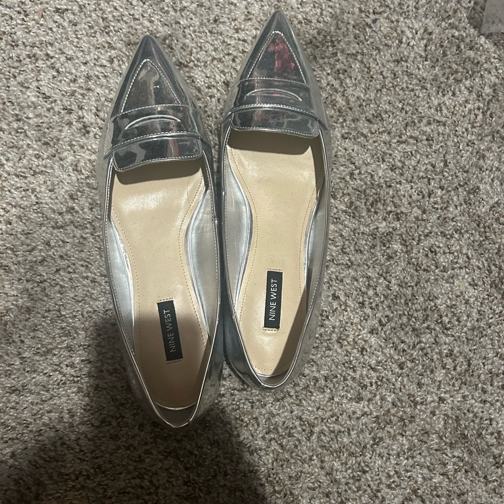 BRAND NEW/NEVER WORN Silver Flats